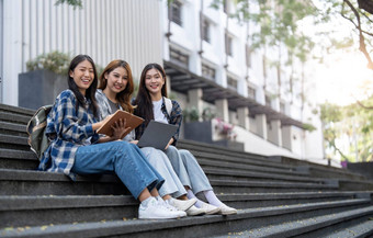 集团亚洲大学学生阅读书辅导特殊的类考试草场在户外幸福教育学习概念回来学校概念青少年人主题