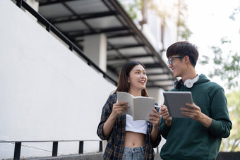 集团亚洲大学学生阅读书辅导特殊的类考试草场在户外幸福教育学习概念回来学校概念青少年人主题