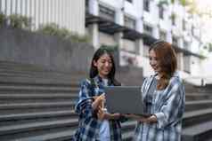 集团亚洲大学学生阅读书辅导特殊的类考试草场在户外幸福教育学习概念回来学校概念青少年人主题