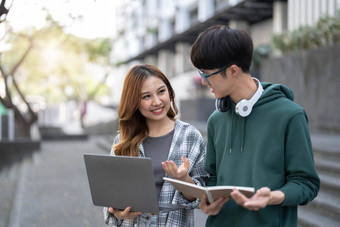 集团亚洲大学学生<strong>阅读</strong>书辅导特殊的类考试草场在户外幸福教育学习概念回来学校概念青少年人<strong>主题</strong>