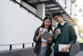 集团亚洲大学学生阅读书辅导特殊的类考试草场在户外幸福教育学习概念回来学校概念青少年人主题