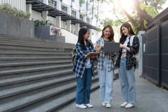 集团亚洲大学学生阅读书辅导特殊的类考试草场在户外幸福教育学习概念回来学校概念青少年人主题