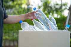 女人持有塑料瓶垃圾盒子重用回收好环境