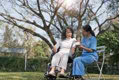 女护士血压力测量高级女人病人医生检查血压力上了年纪的女人花园首页女照顾者高级女人首页