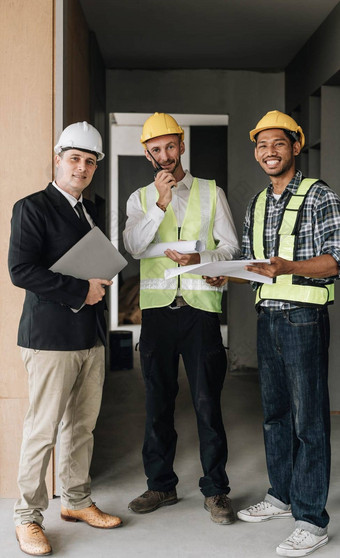 民事工程师团队会议工作穿工人头盔需要戴安全帽的建设网站现代城市工头行业项目经理工程师团队合作亚洲行业专业团队