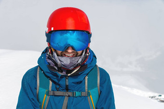 快乐的滑雪相机开始滑雪快乐男人。享受假期冬天季节微笑登山者滑雪冬季服装滑雪设备复制空间