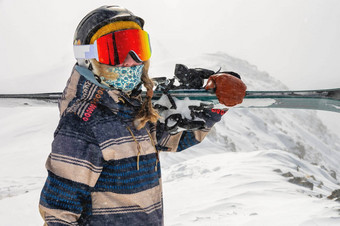 女孩夹克携带滑雪板肩膀背景山滑雪度假胜地图像女人滑雪板肩膀背景雪山