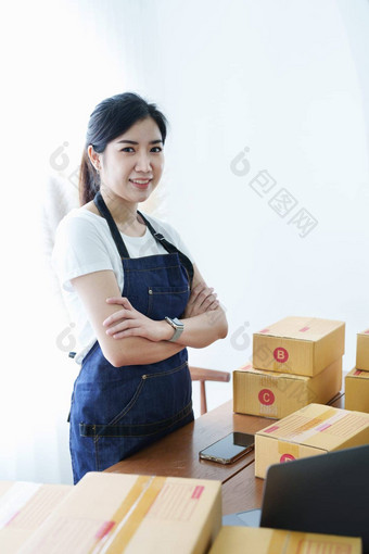 开始小业务企业家独立的亚洲女人微笑平板电脑电脑快乐的成功在线市场营销包盒子项目锻造交付概念
