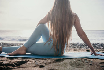 女人海普拉提<strong>运动快乐</strong>中间岁的女人练习健身海滩海微笑活跃的女培训瑜伽席<strong>享</strong>受健康的生活方式和谐冥想