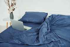 移动PC床上室内设计美丽的现代卧室白天