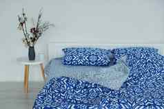 蓝色的彩色的床上室内设计美丽的现代卧室白天