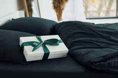 礼物盒子床上室内设计美丽的现代卧室白天