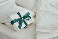 礼物盒子白色床上室内设计美丽的现代卧室白天