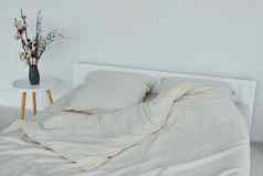 白色床上室内设计美丽的现代卧室白天