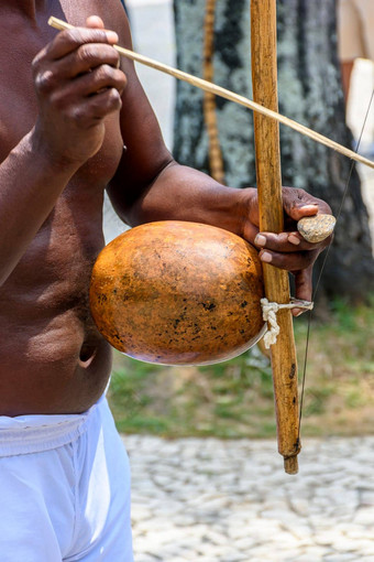 音乐家玩传统的巴西打击乐器仪器