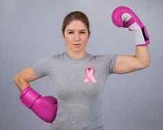 女人粉红色的丝带胸部粉红色的拳击手套灰色的背景胜利乳房癌症