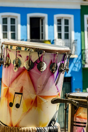 传统的色彩斑斓的手工制作的鼓