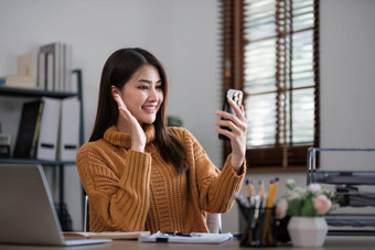 亚洲女孩学生<strong>在线</strong>学习类研究<strong>在线</strong>视频调用变焦老师快乐亚洲女孩学习英语语言<strong>在线</strong>电脑移动PC