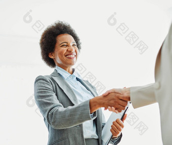 业务女商人握手女人手办公室会议团队<strong>合作协议</strong>成功