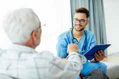 护士医生高级护理照顾者帮助退休首页医院护理上了年纪的男人。照顾者