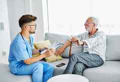 护士医生高级护理照顾者帮助退休首页医院护理上了年纪的男人。照顾者