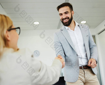 业务男人。办公室工作手摇晃会议协议提供握手问候介绍办公室