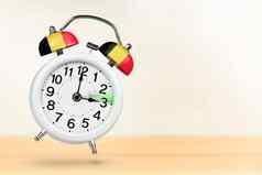 时间改变比利时春天向前夏天时间概念白色背景白色报警时钟一分钟手时间移动向前小时复制空间