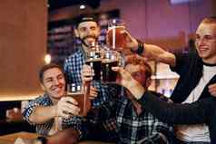 欢呼敲门啤酒眼镜集团人在室内酒吧有趣的周末时间