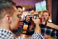 欢呼敲门啤酒眼镜集团人在室内酒吧有趣的周末时间