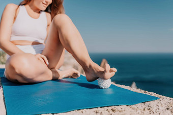 女人海普拉提运动快乐中间岁的女人练习健身瑜伽席球辊海微笑活跃的女享受健康的生活方式和谐冥想