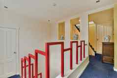走廊红色的白色墙楼梯