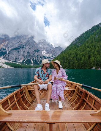 夫妇访问布雷斯湖泻湖布雷斯意大利<strong>白云石山脉</strong>高山湖意大利欧洲