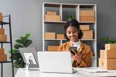 锻造业务的想法非洲美国人女人销售在线首页移动PC订单交付黄色的包裹盒子在线交付的想法