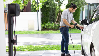 进步亚洲男人。充电车首页充电站