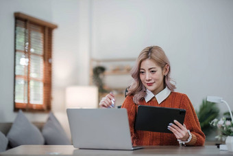 年轻的亚洲女人平板电脑微笑脸积极的情感<strong>首页</strong>休闲<strong>首页</strong>生活概念