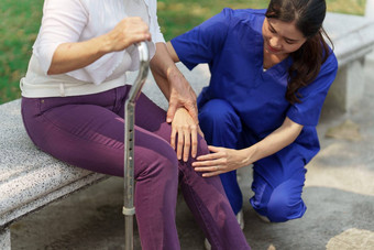 医疗保健护士物理治疗上了年纪的女人户外护士持有手上了年纪的女人