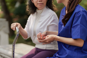 医疗保健<strong>护士</strong>物理治疗上了年纪的女人户外<strong>护士</strong>持有手上了年纪的女人