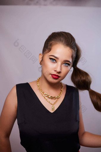 肖像拍摄年轻的乌克兰女人背景化妆发型服装广告