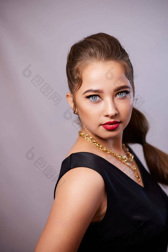 肖像拍摄年轻的乌克兰女人背景化妆发型服装广告