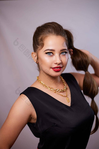 肖像拍摄年轻的乌克兰女人背景化妆<strong>发型</strong>服装<strong>广告</strong>