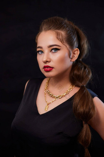肖像拍摄年轻的乌克兰女人背景化妆<strong>发型</strong>服装<strong>广告</strong>