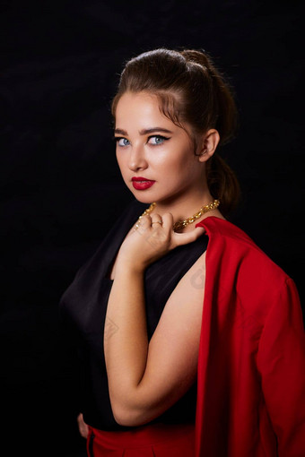 肖像拍摄年轻的乌克兰女人背景化妆发型<strong>服装广告</strong>