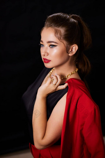 肖像拍摄年轻的乌克兰女人背景化妆发型<strong>服装广告</strong>