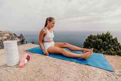 女人海普拉提运动中年女人练习普拉提公园海火车瑜伽席散发出快乐活跃的举止健康的生活方式锻炼冥想