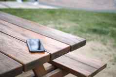 忘记智能手机公园板凳上失去了聪明的电话