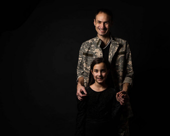 军事男人。女儿黑色的背景