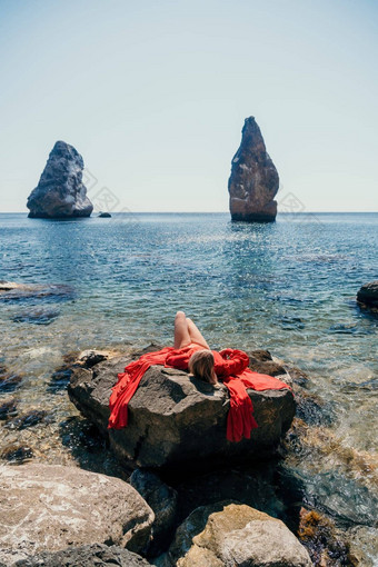 女人夏天旅行海快乐旅游长<strong>红</strong>色的衣服享受采取图片在户外<strong>记忆</strong>女人旅行者摆姿势海滩海包围火山山分享旅行冒险