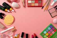 明亮的夏天眼影调色板化妆产品粉红色的背景生动的夏天平铺