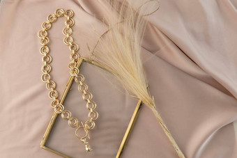 女珠宝古董珠宝珠宝美丽的手工制作的黄金项链米色织物背景平躺前视图