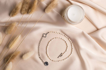 珍珠银项链丝绸背景珍珠手工制作的珠宝前视图